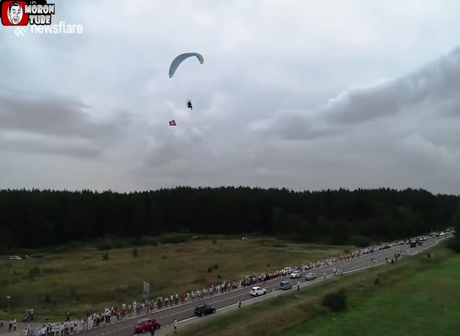 Video :A 32-kilometer human chain is formed by Lithuanians to aid Belarusians